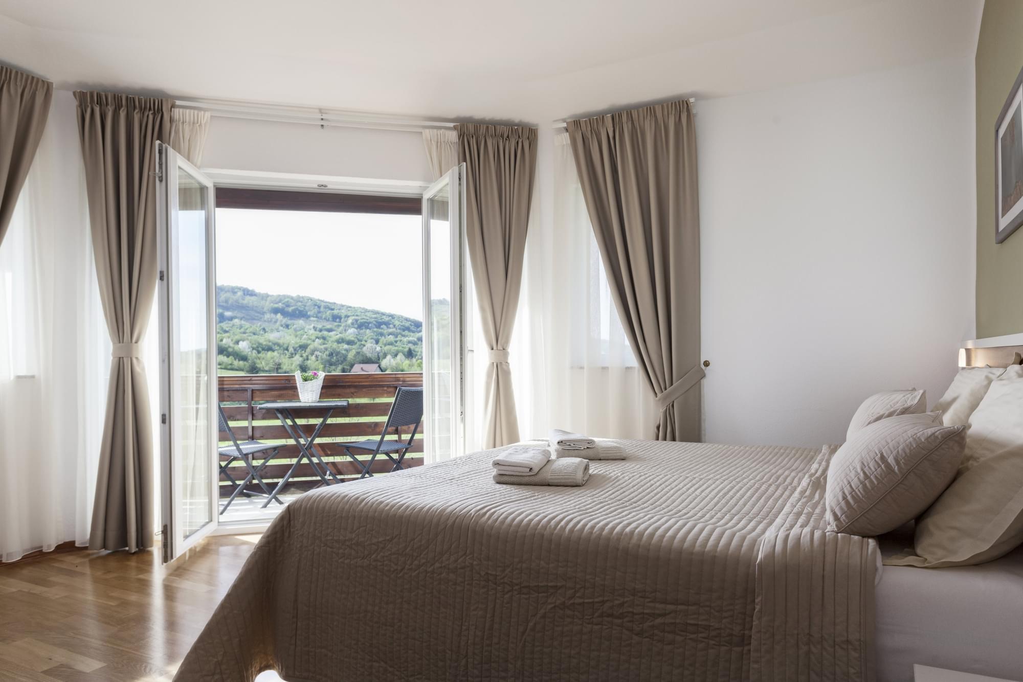 Soba u Dori sa balkonom min