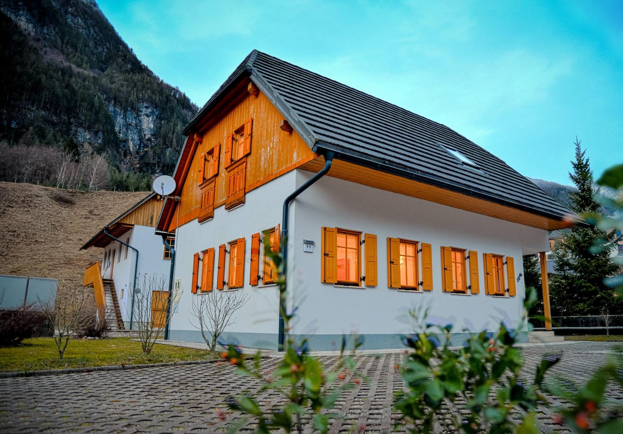 Hisa zunaj1 min scaled